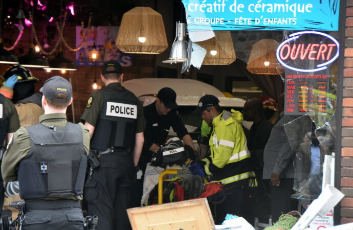 Un véhicule fait irruption dans un café et fait plusieurs blessés au centre-ville de Drummondville