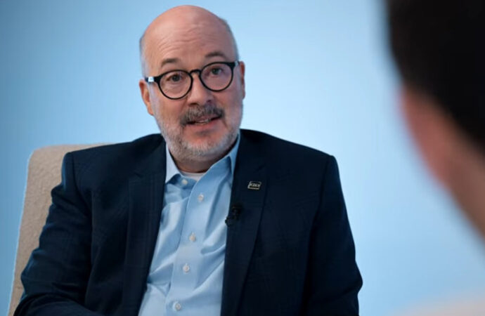 Au revoir, une voix pour les défunts : Denis Desrochers raconte, en balado, « le plus beau métier du monde »