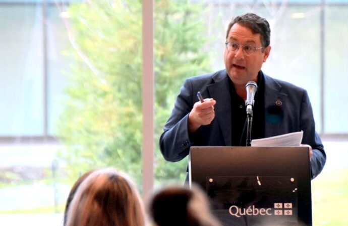 Le ministre Bernard Drainville annonce l’imposition de nouvelles règles à l’école, dont l’interdiction du cellulaire