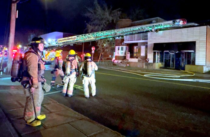 Une trentaine de pompiers interviennent pour un incendie dans une parfumerie du centre-ville