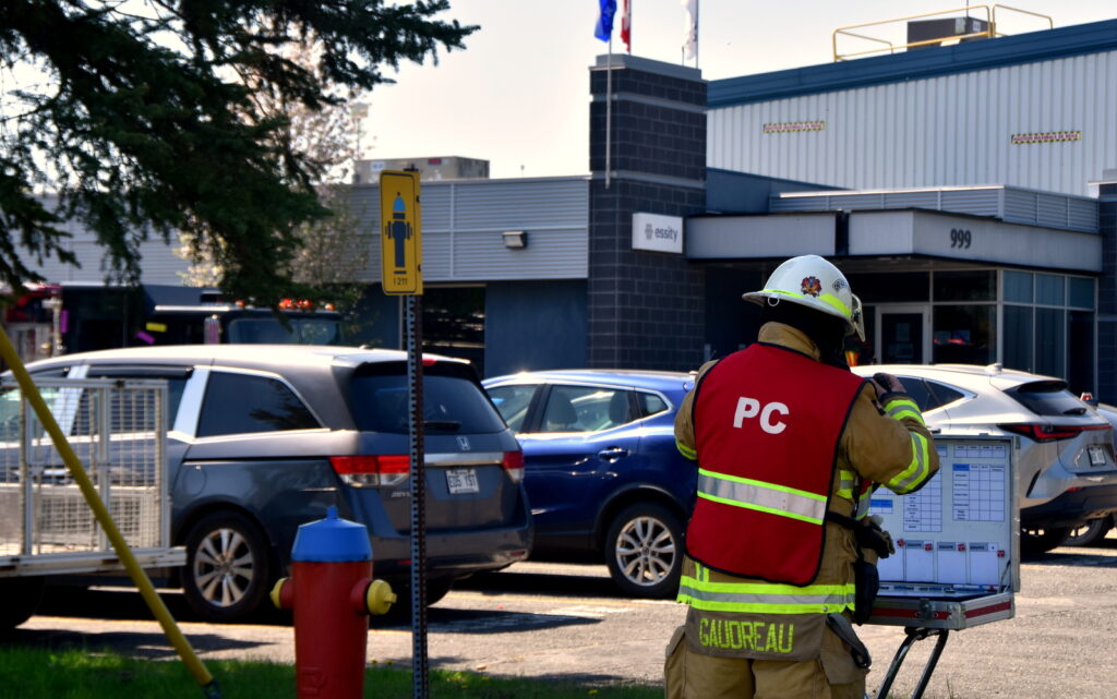Les pompiers interviennent pour un début d’incendie chez Essity à Drummondville @ Crédit photo Eric Beaupré Vingt55 Tous droits réservés (5)
