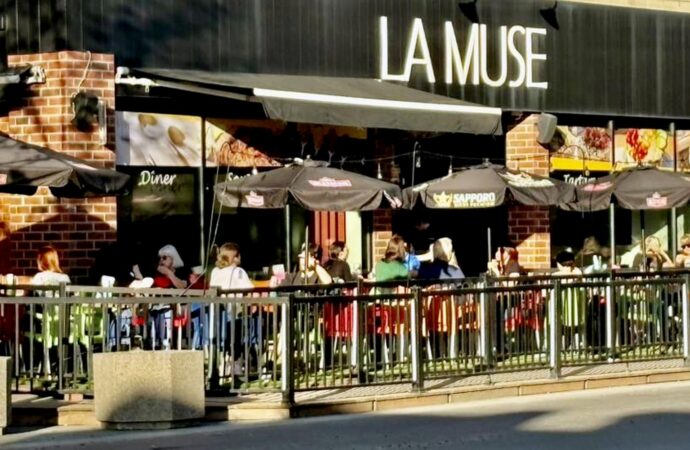 Le centre-ville est fin prêt pour le retour des terrasses qui donnent le coup d’envoi officiel de l’été à Drummondville.