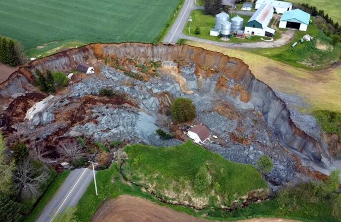 Une résidence et une route emportées par un glissement de terrain au Centre-du-Québec