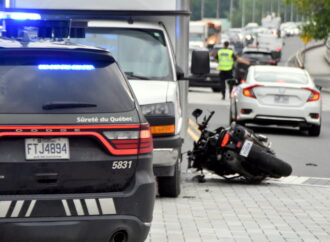 Un motocycliste percute violemment un autobus au centre-ville