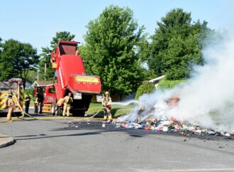 Un incendie inusité force le déchargement d’un camion de recyclage en pleine rue à Drummondville