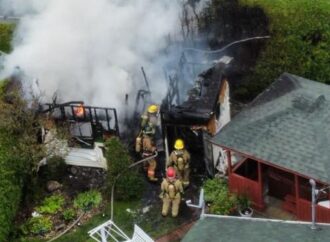 Feu de cabanon sur la rue Larrivée : propagation limitée grâce à l’intervention rapide des pompiers