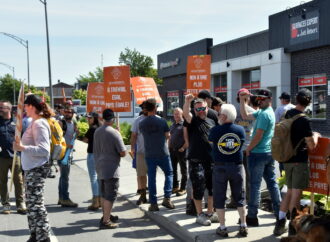 Négociations dans le secteur résidentiel de la construction : l’impasse persiste, les travailleurs maintiennent la pression devant des commerces à Drummondville.