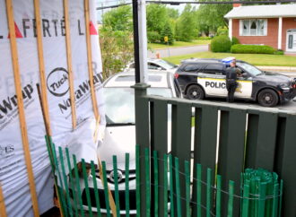 Une conductrice perd le contrôle de son véhicule et percute violemment une maison dans un quartier résidentiel.