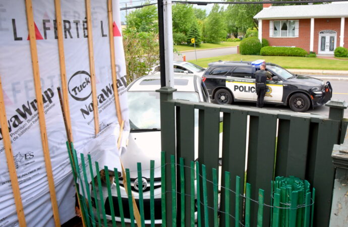 Une conductrice perd le contrôle de son véhicule et percute violemment une maison dans un quartier résidentiel.