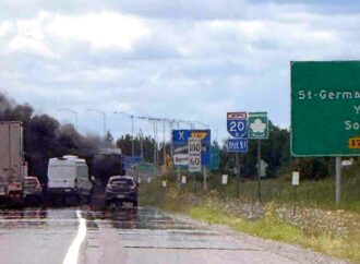 Un feu de semi-remorque force temporairement la fermeture de l&rsquo;autoroute 20