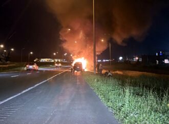 Un véhicule fond littéralement après avoir pris feu sur l’autoroute 20