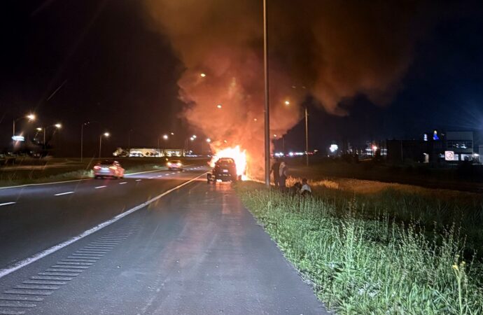 Un véhicule fond littéralement après avoir pris feu sur l’autoroute 20