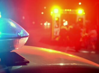 Accident insolite au Centre-du-Québec : un véhicule percute deux voitures avant …de plonger dans une piscine