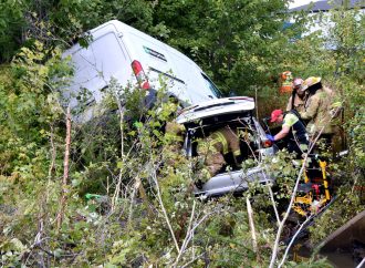 Violente sortie de route : une femme demeure coincée sous un camion sur l’autoroute 55
