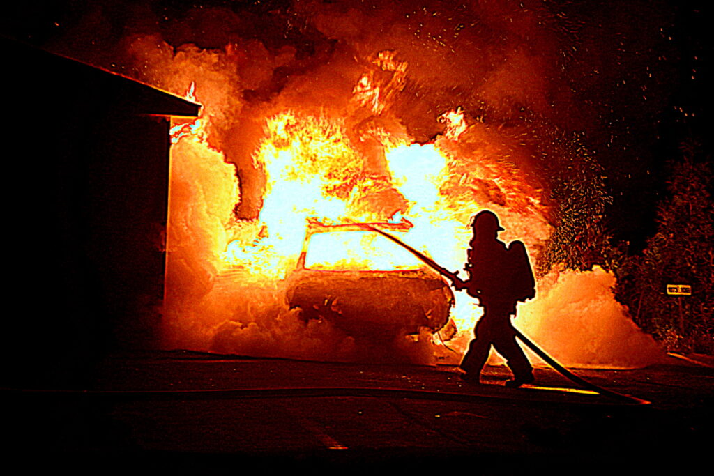 Les pompiers ont maîtrisé un incendie de véhicule d’une rare intensité à Drummondville @ Crédit photo Eric Beaupré Vingt55 Tous droits réservés (11)