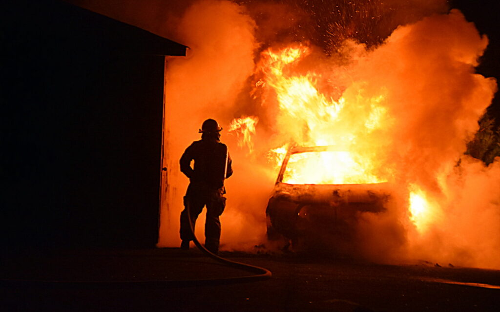 Les pompiers ont maîtrisé un incendie de véhicule d’une rare intensité à Drummondville @ Crédit photo Eric Beaupré Vingt55 Tous droits réservés (13)