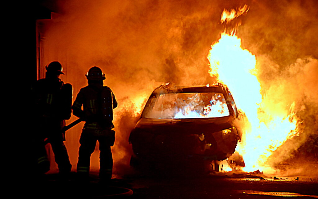 Les pompiers ont maîtrisé un incendie de véhicule d’une rare intensité à Drummondville @ Crédit photo Eric Beaupré Vingt55 Tous droits réservés (14)
