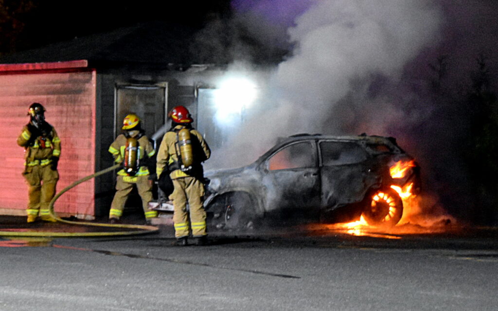 Les pompiers ont maîtrisé un incendie de véhicule d’une rare intensité à Drummondville @ Crédit photo Eric Beaupré Vingt55 Tous droits réservés (17)