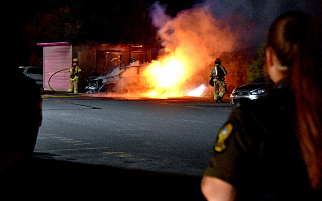 Les pompiers ont maîtrisé un incendie de véhicule d’une rare intensité à Drummondville @ Crédit photo Eric Beaupré Vingt55 Tous droits réservés (18)