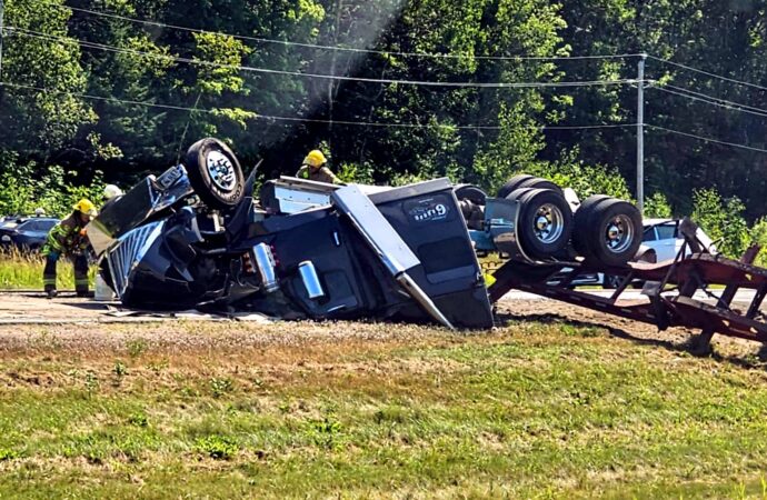 Violente collision sur l’autoroute : un poids lourd percute des automobilistes coincés dans un bouchon de circulation