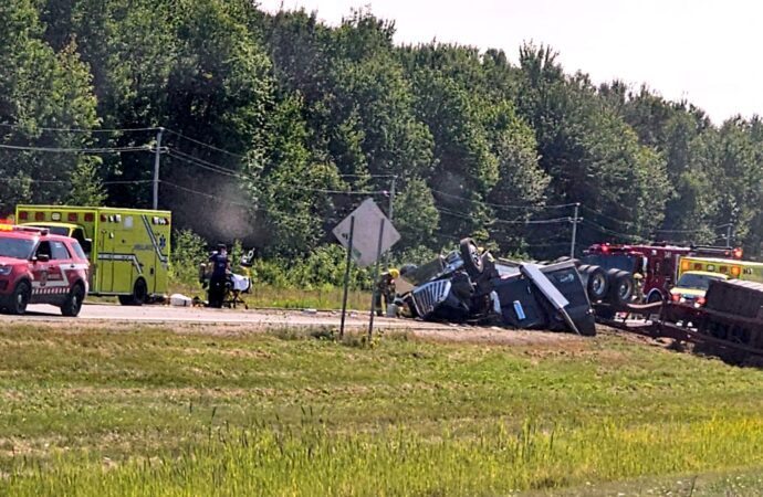 Accident mortel sur l’autoroute : la passagère de 15 ans éjectée du poids lourd a succombé à ses blessures