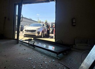 Un nonagénaire confond les pédales et fait irruption dans un immeuble commercial à Drummondville