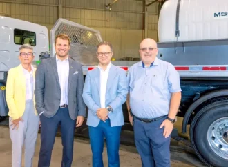 Victoriaville met sur la route le premier camion multifonctionnel 100 % électrique au Québec