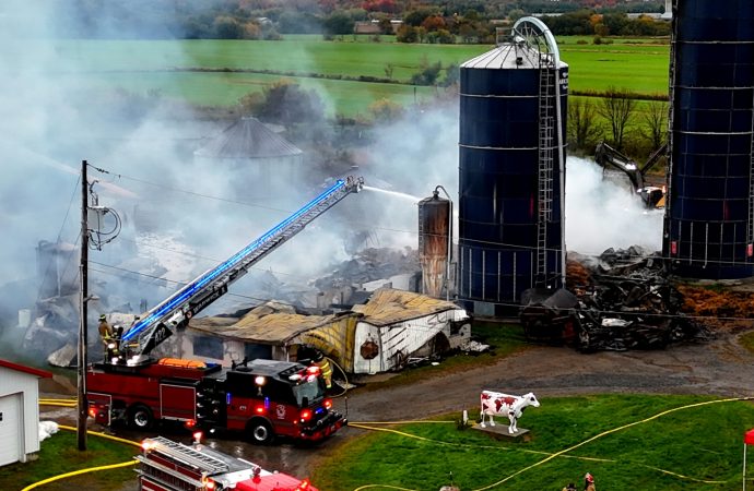 Incendie majeur : un bâtiment agricole détruit par les flammes au Centre-du-Québec
