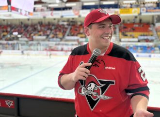 Hockey et solidarité : Max Coulombe transforme les buts des Voltigeurs en gestes d’entraide pour La Rose des Vents