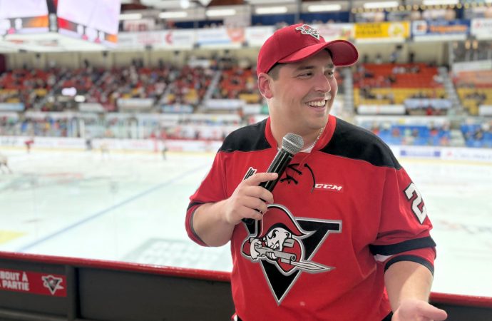 Hockey et solidarité : Max Coulombe transforme les buts des Voltigeurs en gestes d’entraide pour La Rose des Vents