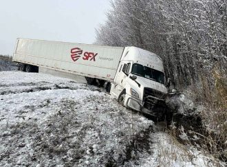 Conditions routières difficiles : accident et sortie de route  »du lourd »pour les remorqueurs et les autorités