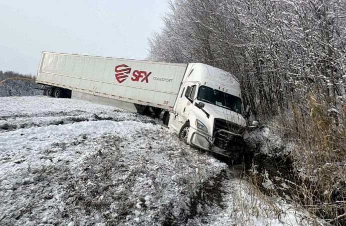 Conditions routières difficiles : accident et sortie de route  »du lourd »pour les remorqueurs et les autorités