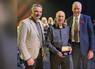 Hommage à Michel Gouin : un bâtisseur social et sportif décoré par les députés André Lamontagne et Sébastien Schneeberger