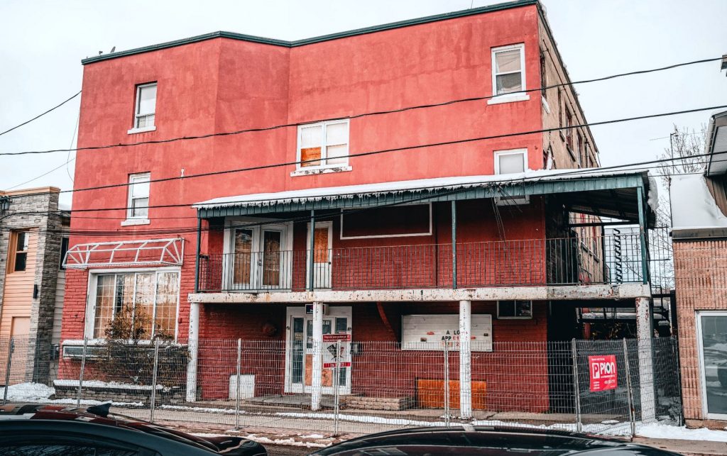 Le Manoir abandonné d’Acton Vale, disparaît du paysage. @ Crédit photo William Bombardier Vingt55 Tous droits réservés (4)
