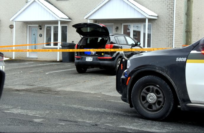 Un homme retrouvé sans vie devant sa résidence de la rue Richard : la SQ et le coroner enquêtent