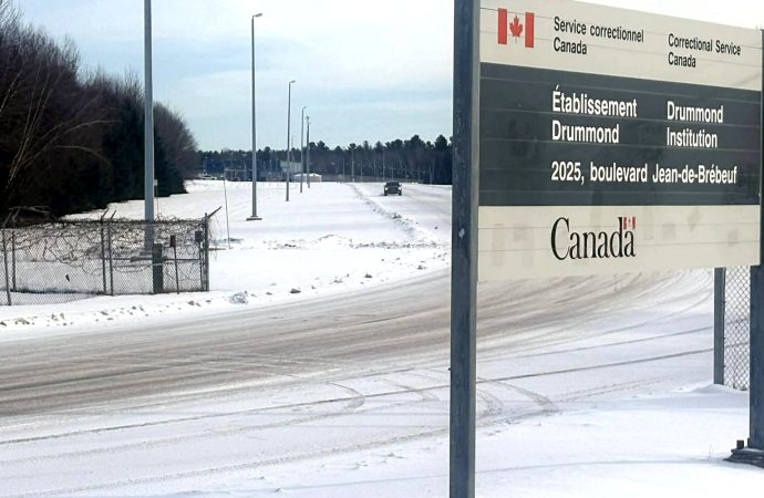 Des « cadeaux » tombés du traîneau du père Noël, retrouvés dans la cour du pénitencier de Drummondville.