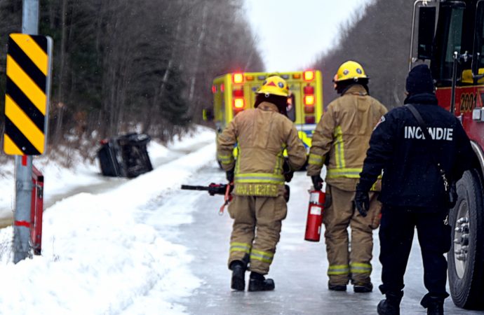 Sortie de route et embardée : un automobiliste surpris par une véritable patinoire dans la Forêt Drummond