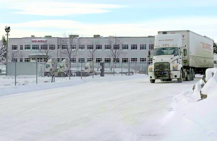 Conducteur classe 1 : être payé tout en étudiant Transport Bourret ouvre la route aux futurs camionneurs professionnels