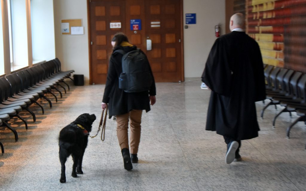 Le procureur de la Couronne, Me Jean-Philippe Garneau au dossier, en présence de lenquêteure de la Sûreté du Québec (SQ) © Photo Éric Beaupré Vingt55. Tous droits réservés (1)