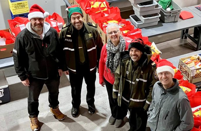 Des policiers de la Sûreté du Québec remettent des paniers de Noël au Centre-du-Québec