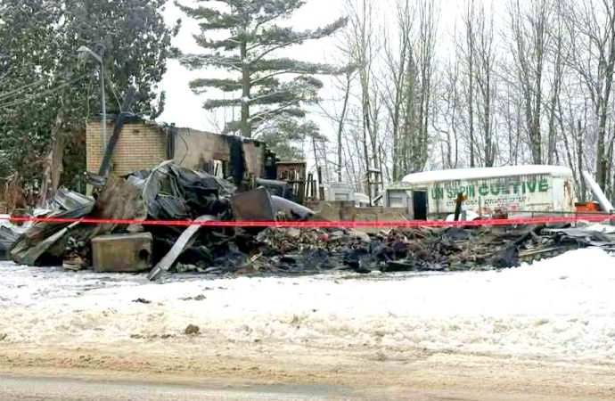 Incendie suspect : un garage complètement détruit, la SQ ouvre une enquête