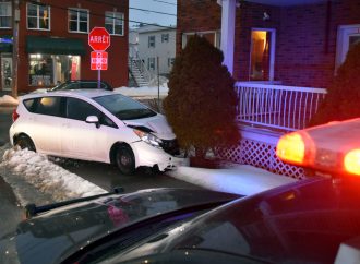 Accident : un véhicule termine sa course sur le terrain d’une résidence à Drummondville