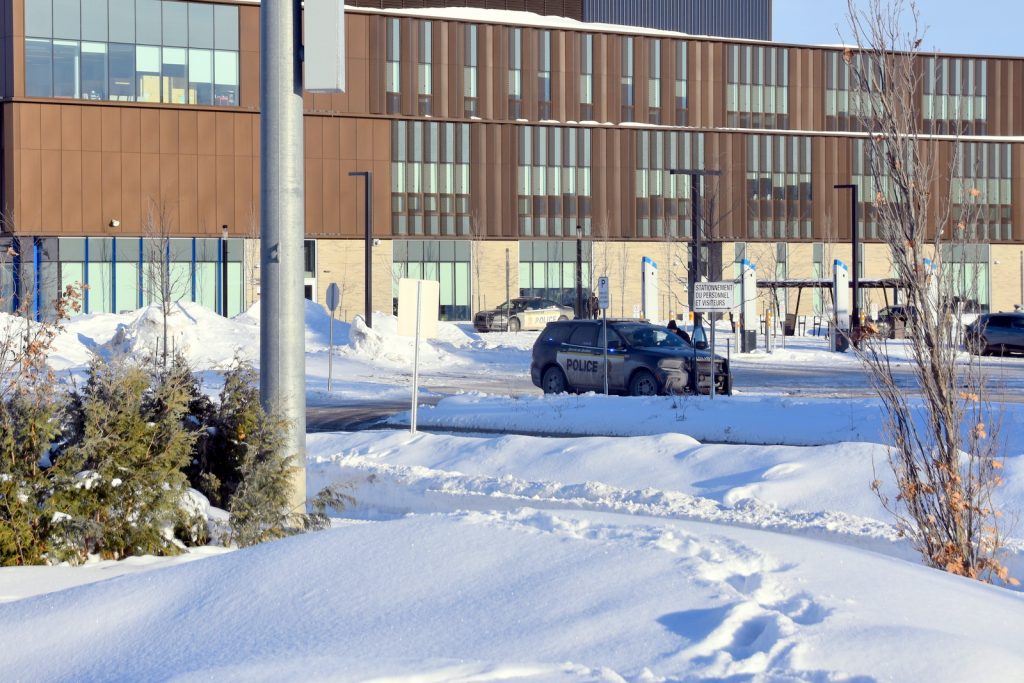 Les policiers de la Sûreté du Québec de la MRC de Drummond ont érigé un important périmètre de sécurité autour de l’école du Bosquet @ Crédit photo Eric Beaupré Vingt55 Tous droits réservés (9)