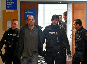 Irruption dans une salle d’audience : un individu menaçant en crise maîtrisé par les constables spéciaux au palais de justice de Drummondville