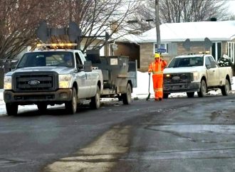 Opération nids-de-poule : une équipe municipale à l’œuvre… avec le sourire au grand bonheur des automobilistes