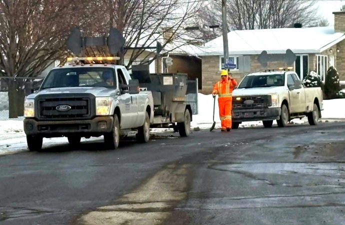 Opération nids-de-poule : une équipe municipale à l’œuvre… avec le sourire au grand bonheur des automobilistes