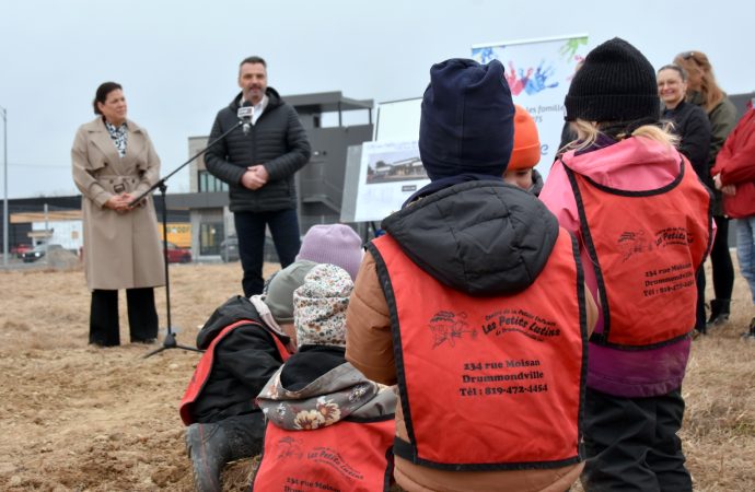 80 nouvelles places en garderie : première pelletée de terre pour le CPE Les Petits Lutins à Drummondville