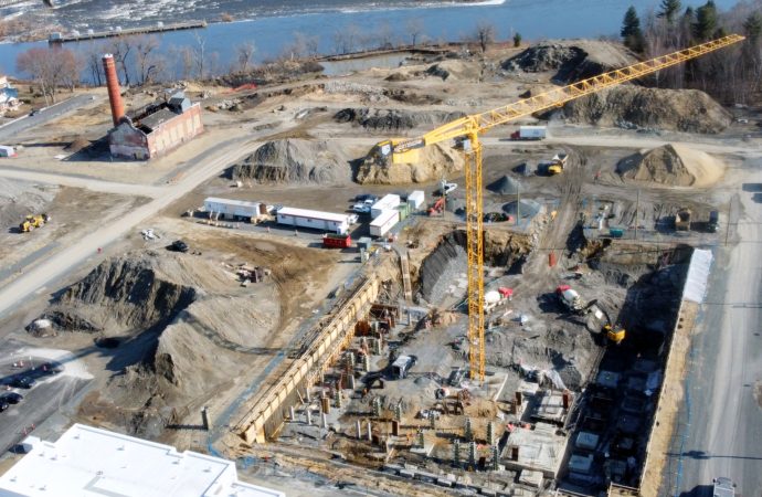 Écoquartier : chantier fortissimo, grues et machinerie en pleine action, le projet et le quartier prennent forme
