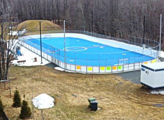 Patinoire de dek : nuisances sonores et débat, des citoyens créatifs s’expriment et …affichent leur position!