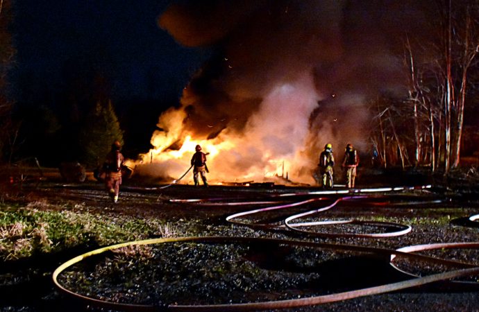 Incendie suspect à Wickham : violent incendie la scène et dossier transférés à la Sûreté du Québec